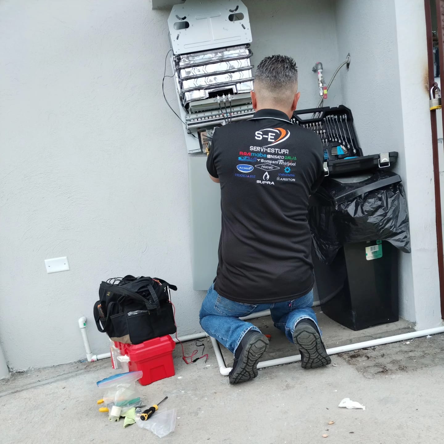 Técnico de Servi-Estufa trabajando en panel de cocina industrial