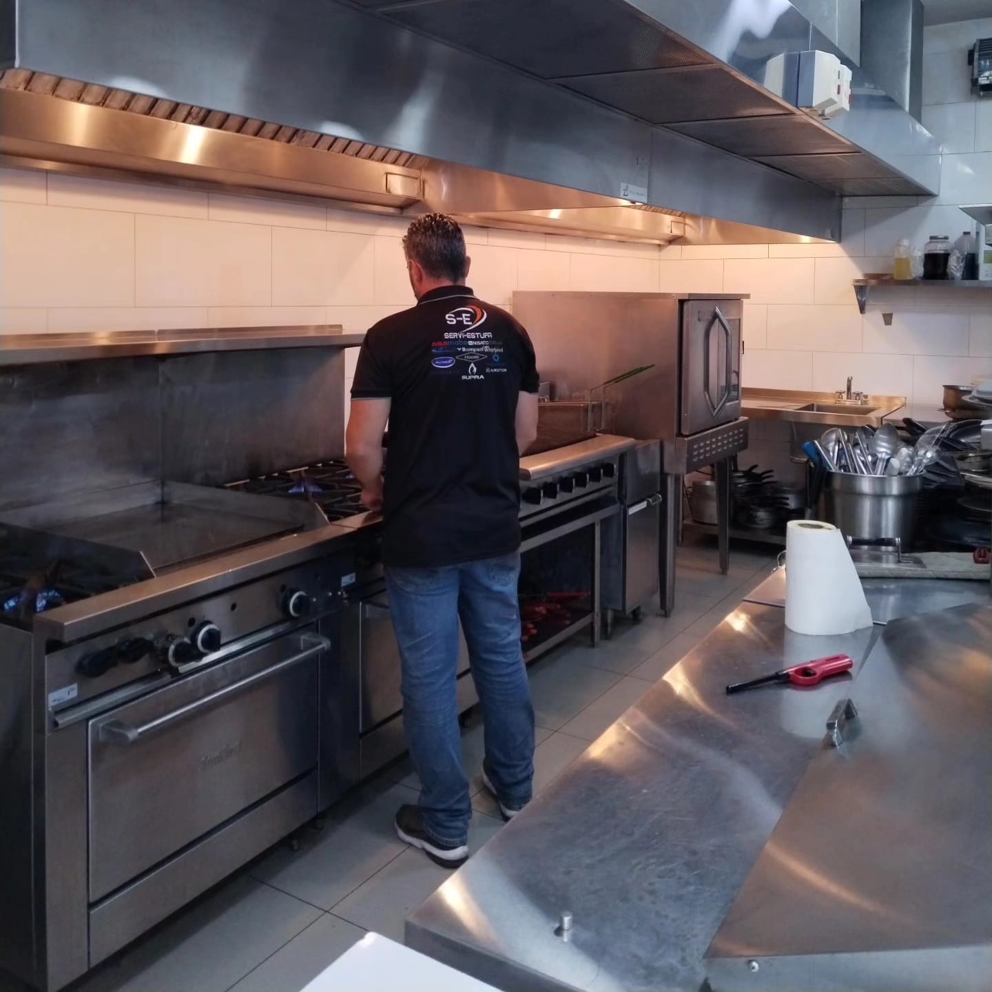 Cocina industrial en acero inoxidable atendida por Servi-Estufa