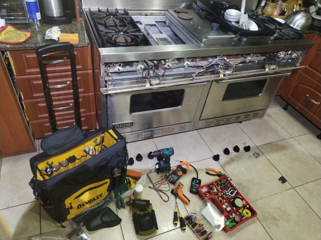 Horno y estufa industrial tipo restaurante en mantenimiento