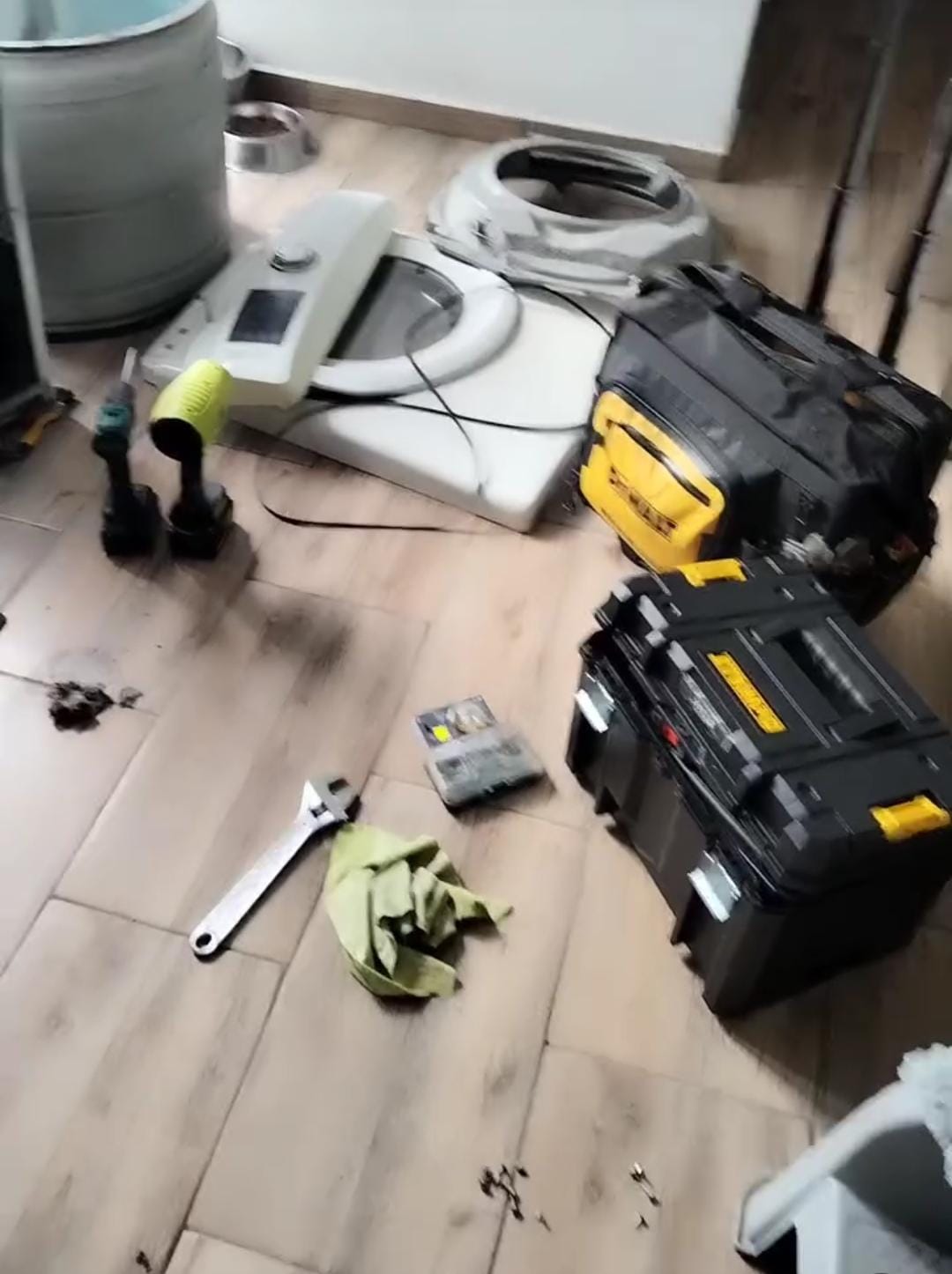 Secadora a gas desarmada en proceso de mantenimiento