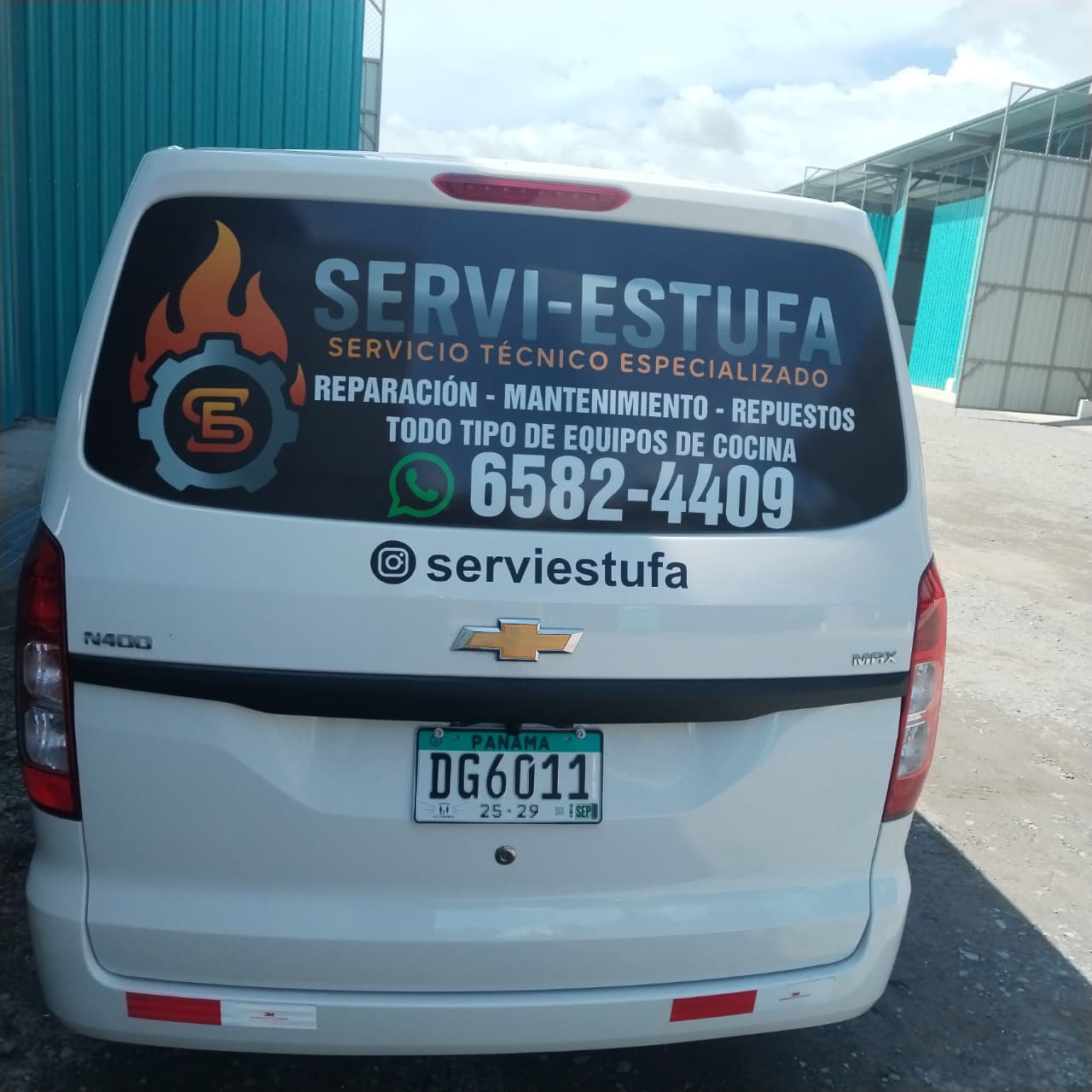 Taller móvil de Servi-Estufa en vehículo rotulado